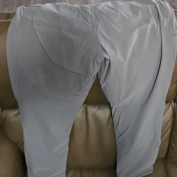 Mountain Hardwear Women's Gray Cargo Pants - Picture 3 of 5